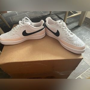 NEW women’s nike court vision (low sneaker)